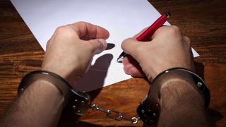 Astazi intra in vigoare ordonanta de urgenta prin care detinutii vor beneficia de o reducere a pedepsei de 20 de zile, indiferent de numarul lucrarilor scrise