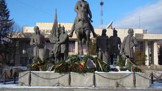 Statuia lui Mihai Viteazu, batjocorita la Sfantu Gheorghe. Ce a scris Primaria pe monument