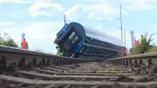 Un tren a deraiat intre Zarnesti si Brasov dupa ce a lovit o vaca!