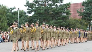 Vesti bune pentru femeile care vor sa urmeze o cariera militara. Din 2017, accesul in institutiile militare de invatamant va fi egal pentru femei si barbati