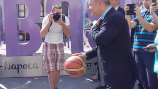 Emil Boc a jucat baschet la inaugurarea logo-ului Eurobasket 2017