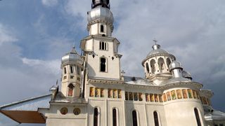 In Neamt s-a construit o biserica inalta cat un bloc de 20 de etaje. Cum arata "Casa Domnului"