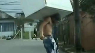 Ce masina de transport sau alte utilaje. Acest barbat cara singur un frigider in spate. Imaginile care au uimit internetul