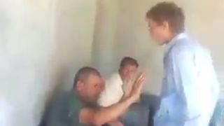 Un nou video violent socheaza internetul. Un tanar din zona Moldovei il bate mar pe un barbat intr-un bar. Imagini revoltatoare