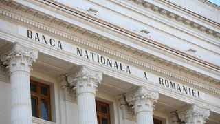 Cate indemnizatii iau angajatii de la BNR! Sporurile le maresc sustantial veniturile! Au fost facute publice si salariile sefilor bancii