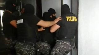 Imagini infricosatoare de la Pitesti. Mascatii au intervenit sa scoata dintr-un camin un barbat cu probleme psihice - "Ma chinuiti ca pe Iisus!"