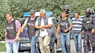 Fostul primar al orasului prahovean Plopeni, Octavian Zaharia, a fost retinut dupa ce a ajutat alte persoane sa fure din locuinte. Ce facea apoi edilul cu bunurile furate