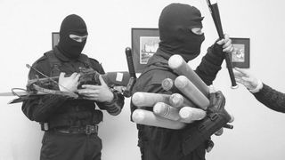 Atac in stil mafiot in Severin. O familie a fost atacata in propria casa. S-au dus peste ei cu sabii, furci, topoare si bate. A iesit macel