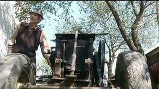 Un maramuresean si-a construit singur un tractor. Nu are volan, dar este mai puternic decat o masina de teren