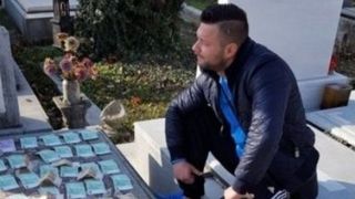 Miculescu s-a fotografiat in cimitir, acoperind cu bancnote un loc de veci
