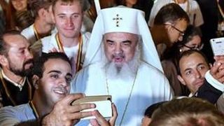 Moment istoric. PF Daniel, zambitor intr-un SELFIE de zile mari. Cine e tanarul care l-a convins pe patriarh sa imbratiseze tehnologia