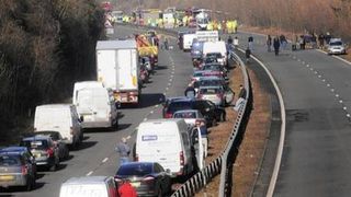 Trei raniti intr-un accident pe A2, trafic blocat in dreptul localitatii Fundulea dupa rasturnarea unui camion