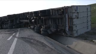 ISU: Bărbatul aflat &icirc;n camionul răsturnat pe A2 a fost descarcerat.