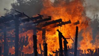 Incendiu la o fermă din Prahova. Focul a cuprins 10.000 de metri pătraţi de construcţie, iar 20 de animale erau &icirc;năuntru