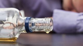 Botoşani: Doi fraţi de 7 şi 9 ani, găsiţi aproape inconştienţi pe c&acirc;mp după ce au băut alcool