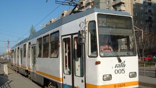 Bărbat rănit &icirc;n tramvaiul 32 din Capitala, sub ochii copiilor săi, după ce a intervenit să-şi apere soţia care era t&acirc;lhărită