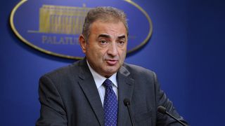 Prim-viceguvernatorul BNR, Florin Georgescu, a primit cadou doua sampanii, o placheta si un stilou pe care le-a lasat Bancii Nationale!