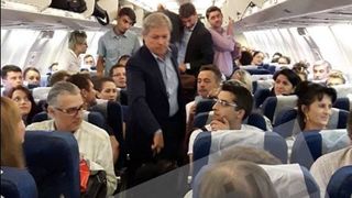 Desi demnitarii obisnuiesc sa calatoreasca la clasa Business, premierul Ciolos prefara Economic. Acesta a calatorit pana la Munchen cu o cursa de linie TAROM, la clasa Economic
