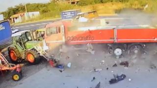 Utilajele unei societati din Buzau au fost distruse de un TIR. Imagini surprinse de camerele de supraveghere