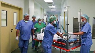 Un copil de numai 8 ani din Iasi a fost internat dupa ce a cazut in acid sulfuric aruncat pe jos de locatari