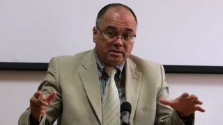 A luat spaga de 1,3 milioane de euro, dar declaratia de avere e aproape goala! Medicul Danut Capatana nu are terenuri si case, dar a cedat partea sa de mostenire pentru o suma ridicola!