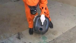 Enervat ca cei mici fac prea multa zarva, un locatar a aruncat in fata blocului o substanta periculoasa. Un copil a ajuns la spital cu arsuri grave