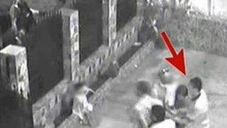 Imagini care pot afecta emotional. Politistii din Tulcea au dat buzna in casa unui localnic si i-au luat la bataie pe invitati: oamenii sunt pusi la zid si loviti cu bestialitate