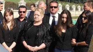 Sotia si fiicele lui Vadim Tudor se tem de deputata PSD, Ana Birchall: "Este un tun de gloante impotriva noastra , de care cu greu ne mai putem feri"