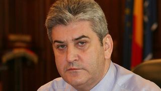 Mama politistului Bogdan Gigina si-a facut altar cu pozele fiului ei! "Inainte sa moara, i-a sarutat sosetele ude si l-a implorat sa nu plece"! In acest timp, Gabriel Oprea sustine ca nu e vinovat