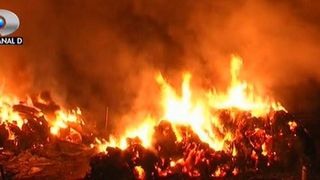 Incendiu puternic in Agapia. Flacari inalte de cativa metri au mistuit o gospodarie in totalitate