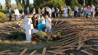 Berenghi si sustinatorii sai au pus mai multe cruci pe terenul pe care ar urma sa fie ridicata moscheea