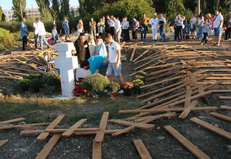 Berenghi si sustinatorii sai au pus mai multe cruci pe terenul pe care ar urma sa fie ridicata moscheea
