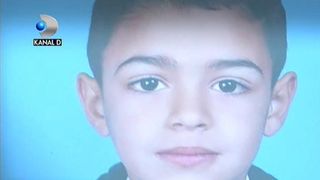 Durere fara margini. Trebuia sa isi duca copiii la scoala, dar acum ii ingroapa. Un tanar care face intreceri pe sosea a spulberat doi micuti de 8 si 9 ani