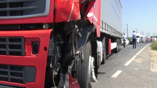 Accident periculos pe Valea Oltului. Trei TIR-uri s-au ciocnit. Traficul a fost blocat o ora