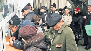 O familie din trei are restante la plata utilitatilor. Deterioararea peretilor, igrasia, lipsa bailor, a grupurilor sanitare si a masinilor de spalat reprezinta probleme actuale ale romanilor