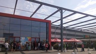 Explozia produsă &icirc;n mall-ul din Focşani, soldată cu un rănit, a afectat tavanul cinematografului! Toate persoanele din centrul comercial, evacuate