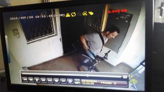 L-a filmat pe hot cand ii fura bicicleta! Un bucurestean a apelat la Facebook pentru a-l gasi pe infractor