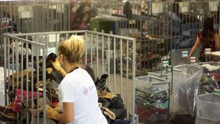 Bluze la 3 lei si costume la 50 de lei. Locul unde gasesti haine, incaltari, covoare, usi si prize la preturi de nimic. Inspectorii ANAF fac bani frumosi din asta