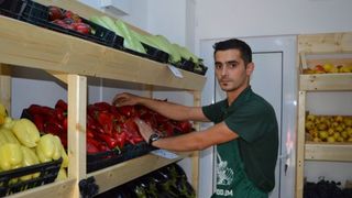 Hotarat sa reuseasca! Tanarul roman care a muncit in Anglia ca sa isi deschida un aprozar in Romania: "Nu e nimic rusinos sa vinzi fructe si legume. Oamenii vor sa manance sanatos"