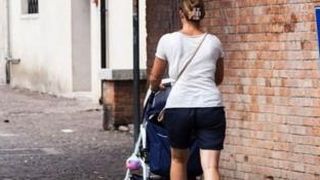 S-a ajuns prea departe. Doua mamici care au iesit la plimbare in pantaloni scurti au fost batute de catre doi indivizi. "Femei usoare ce sunteti"