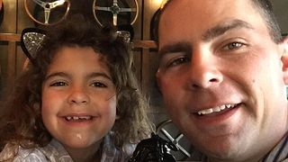 Gestul de milioane facut de aceasta fetita pentru un om al strazii. Lua masa in restaurant alaturi de parintii ei cand... "Sunt foarte mandru de fetita mea"