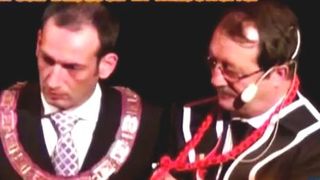 Mircea Basescu (dreapta) a fost filmat in timpul unui ritual masonic