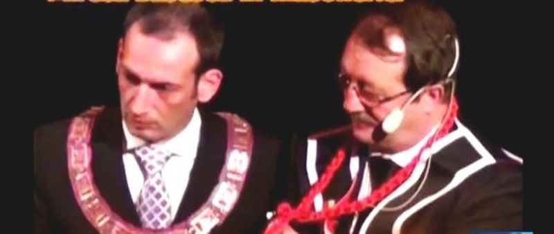 Mircea Basescu (dreapta) a fost filmat in timpul unui ritual masonic