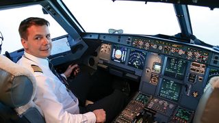 Pilotul lui Iohannis, pasionat de motoare si masini scumpe! Emil Dobrovolschi e casatorit cu noua purtatoare de cuvant al Presedintelui Romaniei!