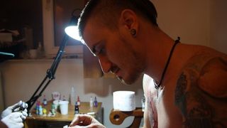 Povestea fascinanta a lui Andrei Ciubota, cel mai bun tatuator din Iasi. "Am tatuat cu pistolul la tampla!"