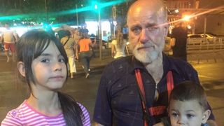 Bunicul-erou din Dristor. Povestea batranului care isi creste singur nepoteii a impresionat tot internetul. O tanara i-a vazut si le-a ascultat povestea: "Nu se grabeau nicaieri, NU au casa"