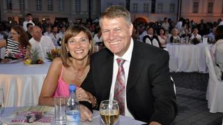 Sotia presedintelui nu renunta la elevii din Sibiu. Vrea sa le predea cu jumatate de norma