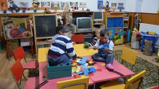 Copilul tau e pregatit sa mearga la cresa sau la gradinita? Specialistii spun ca micutii sunt lipsiti de independenta si intarziati la nivelul abilitatilor de baza