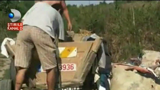 Imaginile nesimtirii! Ce comportament au doi barbati din Romania care sunt prinsi ca arunca gunoaie la marginea drumului!