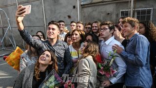 Carmen Iohannis si-a intampinat elevii de la Colegiul "Gheorghe Lazar" la deschiderea anului scolar